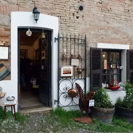 La Contea Konukevi Neive